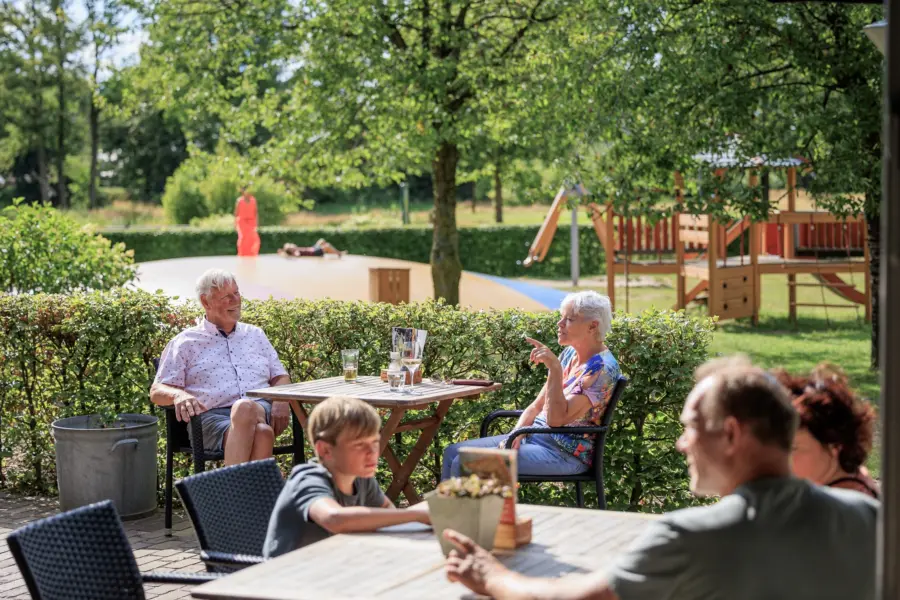 Terras met uitzicht speeltuin Troubadour tubbergen
